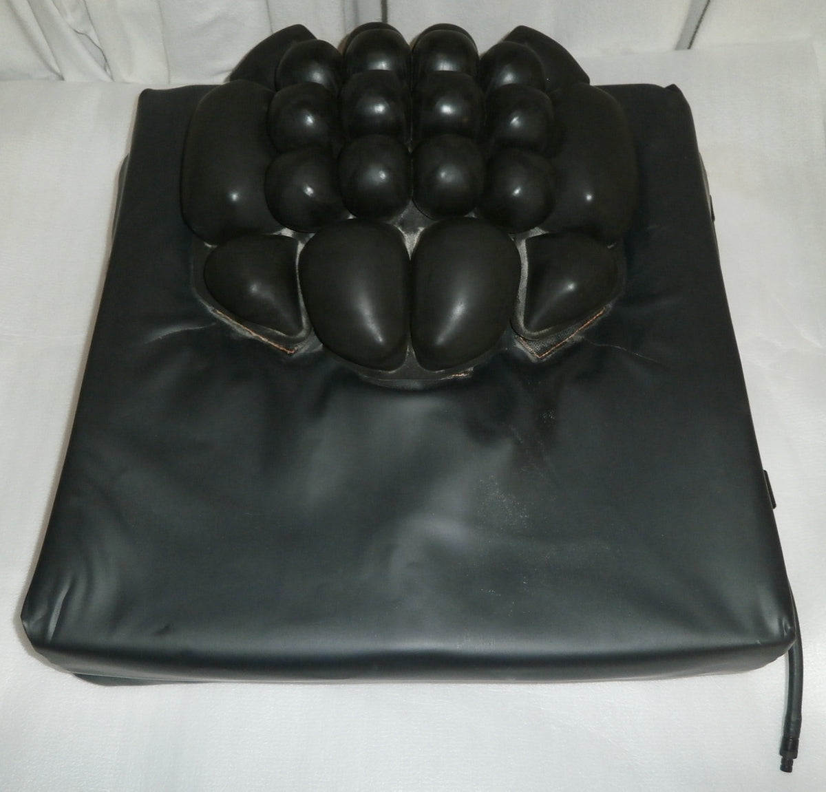 ROHO WHEELCHAIR CUSHION 19.5X18.5X4.25 " WITH COVER GOOD CONDITION