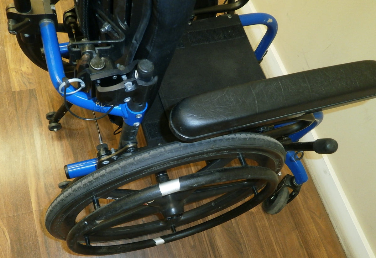 KI MOBILITY CLICK WHEELCHAIR w/ SEAT WIDTH 12" AND SEAT DEPTH 12" GOOD