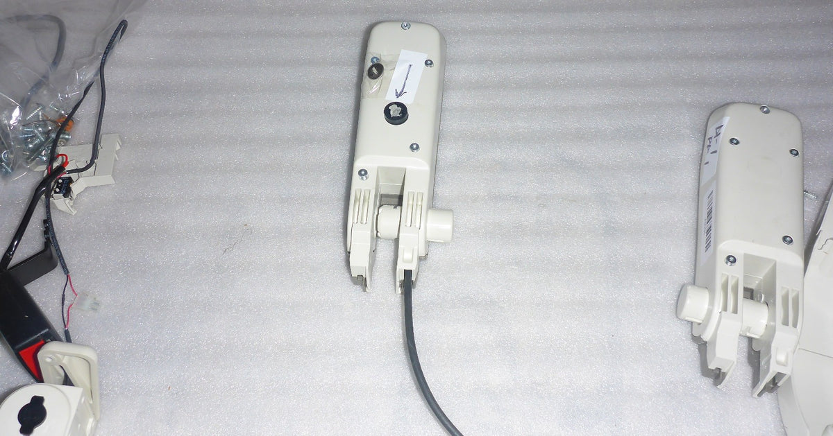 2022 HOME GLIDE STAIR LIFT ARM LET AND RIGHT AND SEAT BELT - Key Port Broken