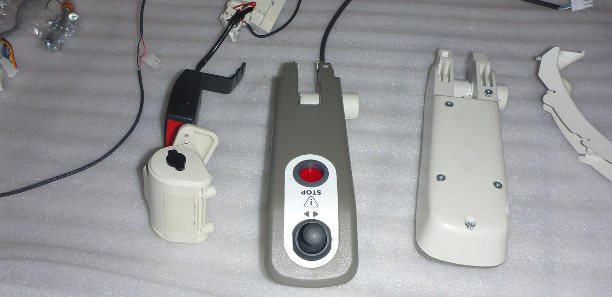 2022 HOME GLIDE STAIR LIFT ARM LET AND RIGHT AND SEAT BELT - Key Port Broken