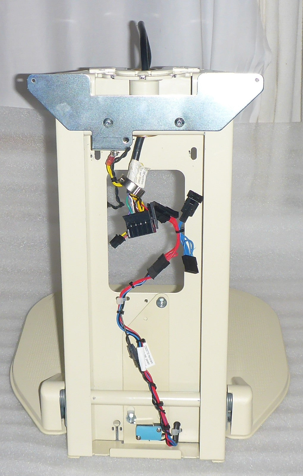 2022 HANDICARE STAIR LIFT FOOTREST USED GOOD CONDITION AS PHOTO CABLE CUT