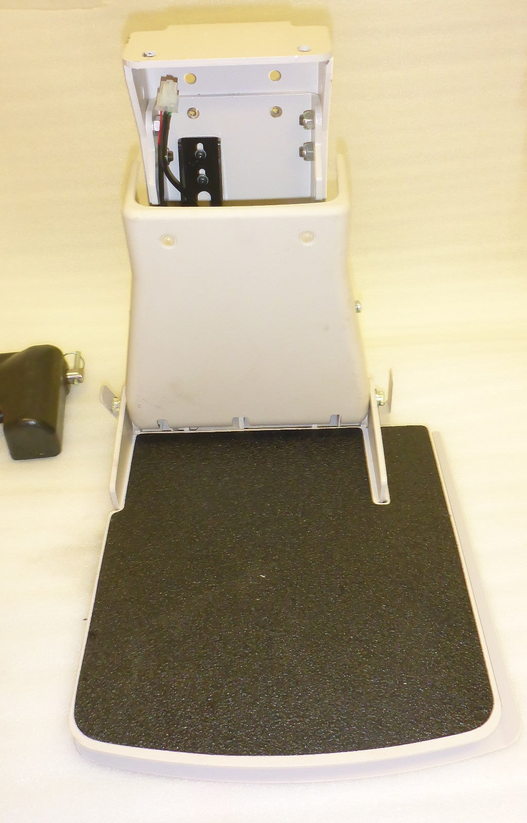 2024 BRUNO STAIR LIFT CRE2110-2110E FOOTREST AND ACTUATOR USED AS PHOTO GOOD