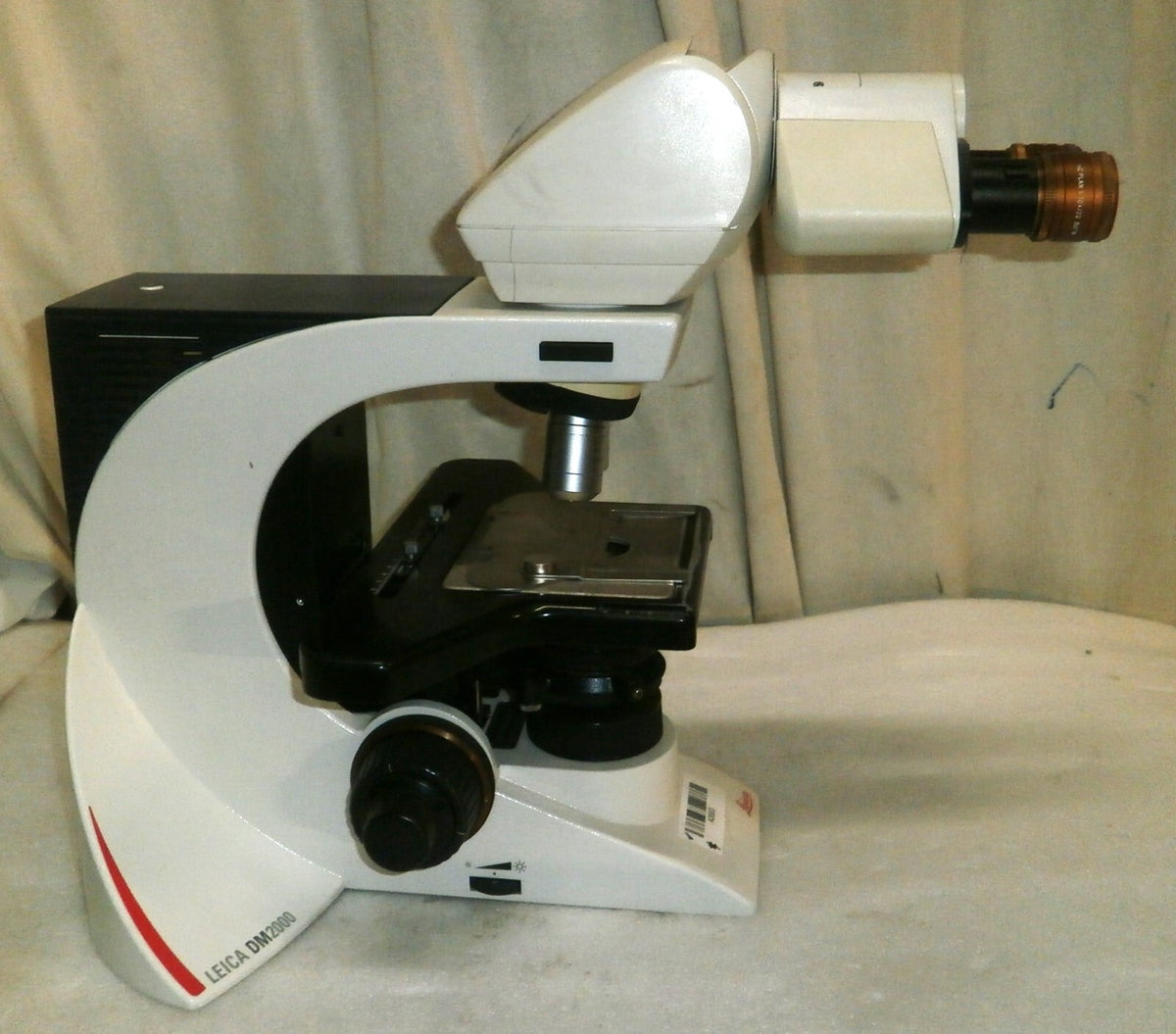 Leica DM2000 Microscope with 2 Leica 40 X, 10X Lenses