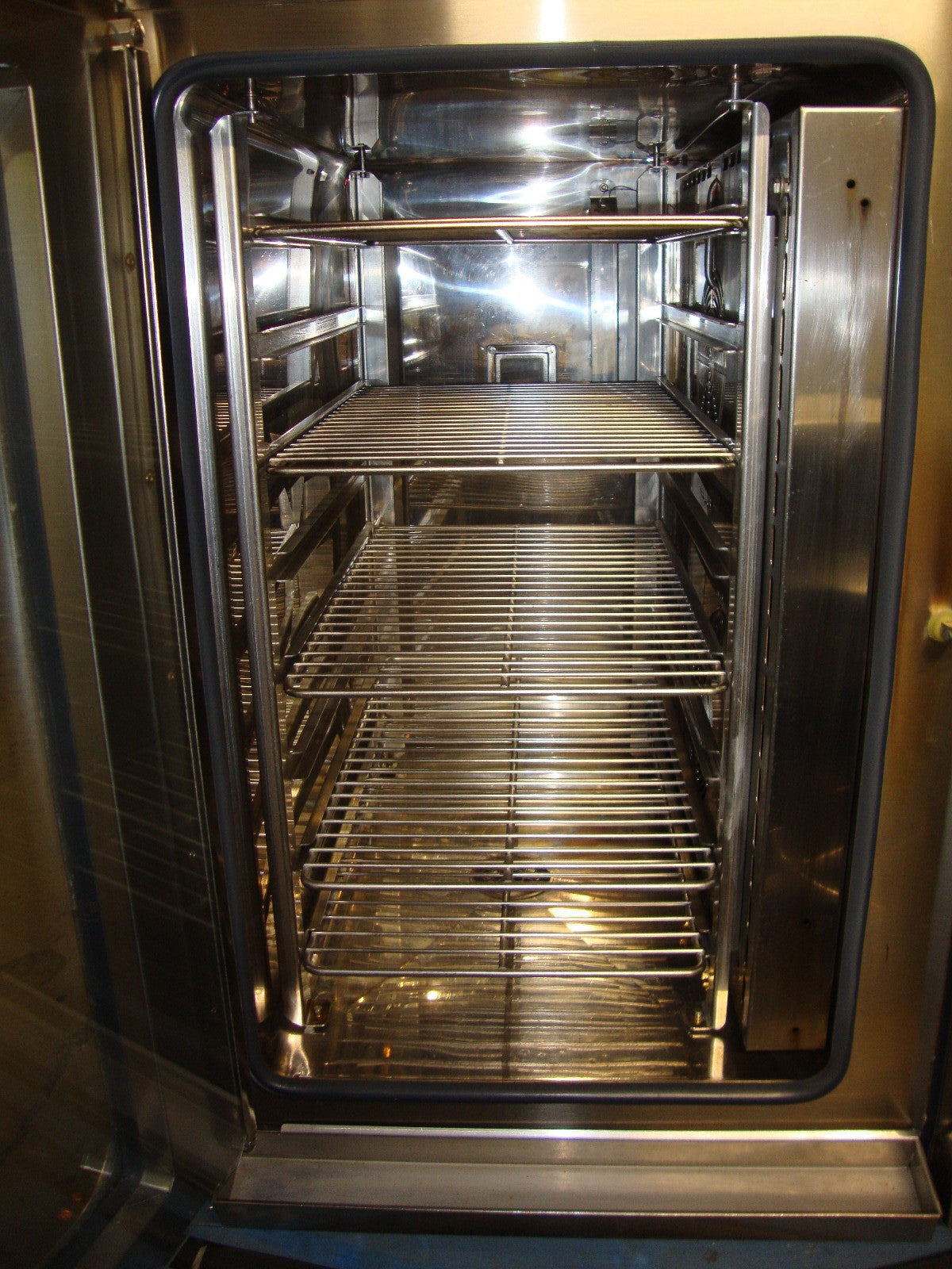 BURLODGE SIMPLE COMBI RDA 8 X 1-1 GN Electric OVEN with base works well