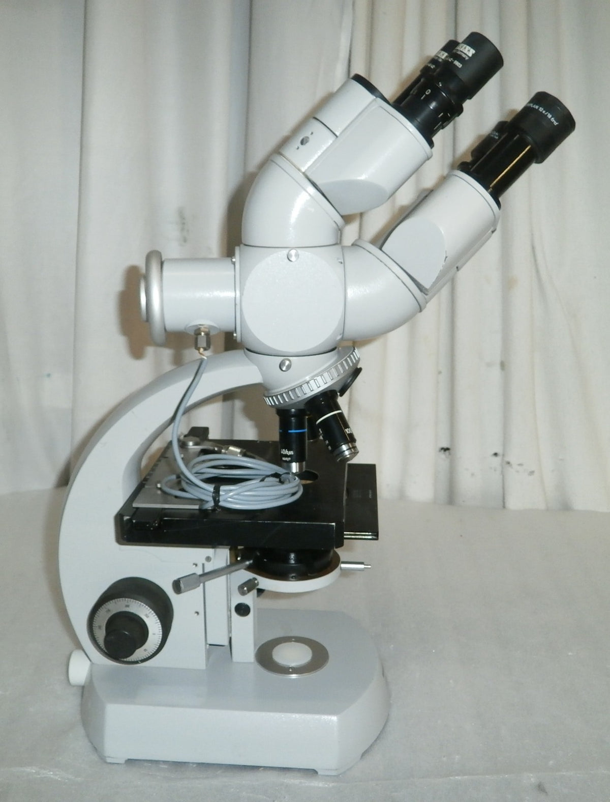 CARL ZEISS 473047-9901 Dual Head MICROSCOPE With 3 lenses