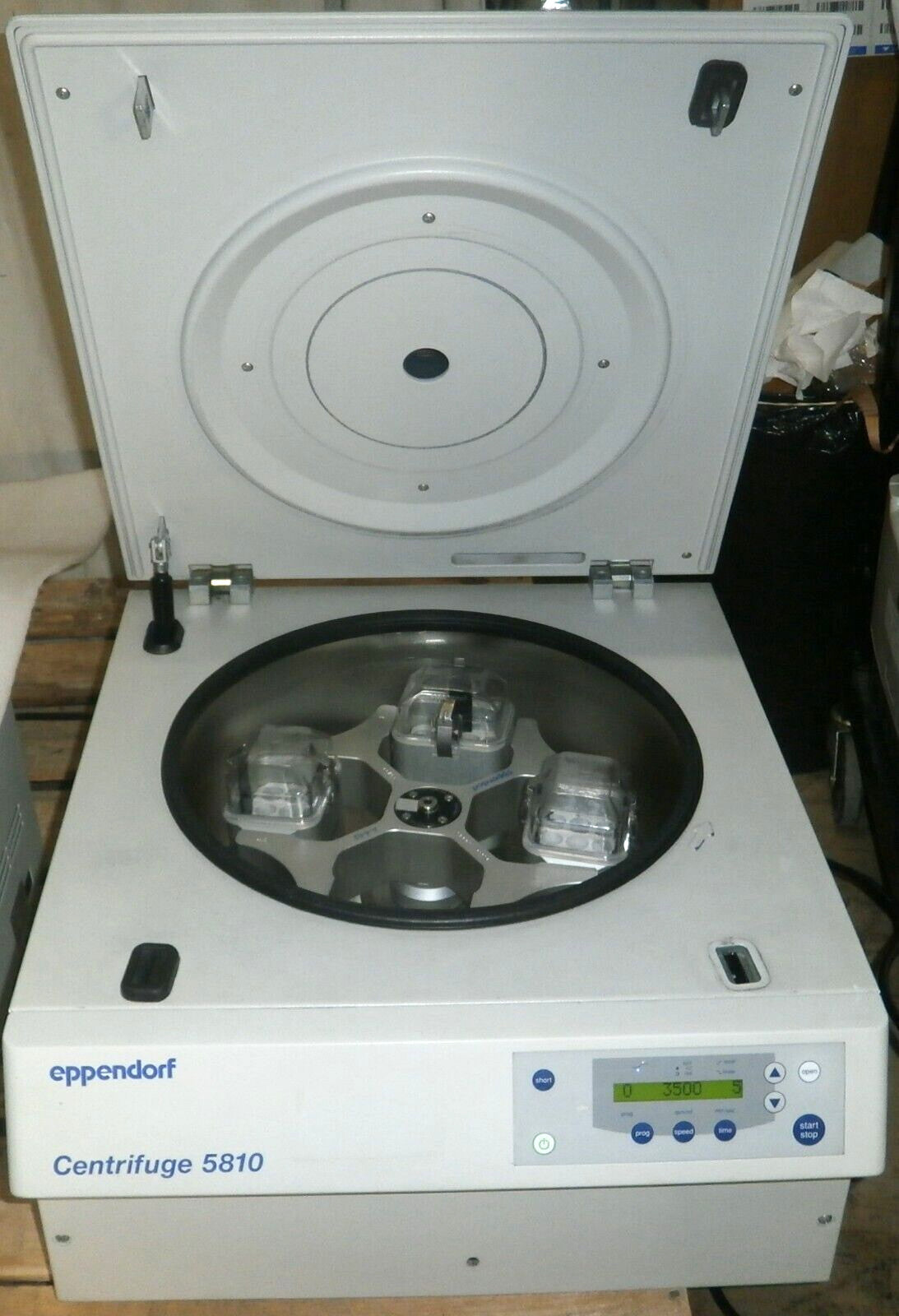 Eppendorf Centrifuge 5810 with rotor and 3 buckets and inserts
