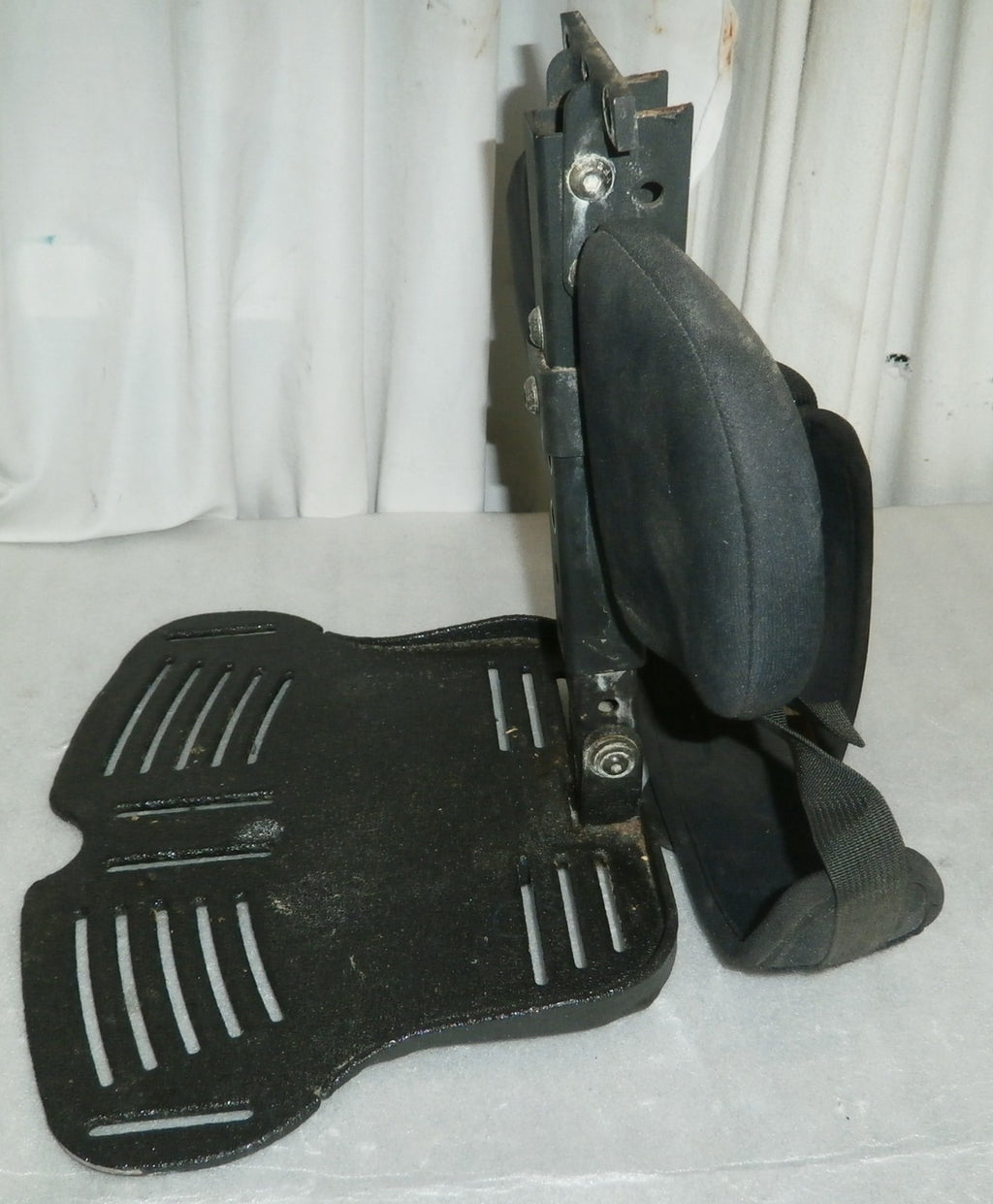 QUICKIE XPERIENCE WHEELCHAIR FOOTREST WITH BOLTS GOOD CONDITION