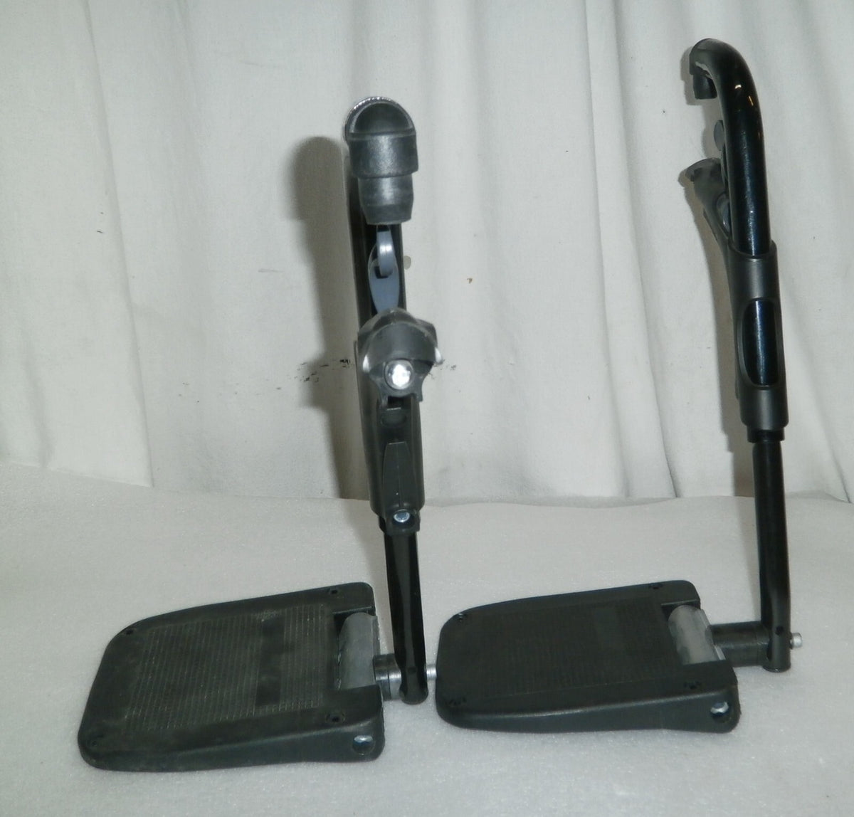 Pair of Invacare Action Leg rest for Wheelchair Very Good Condition