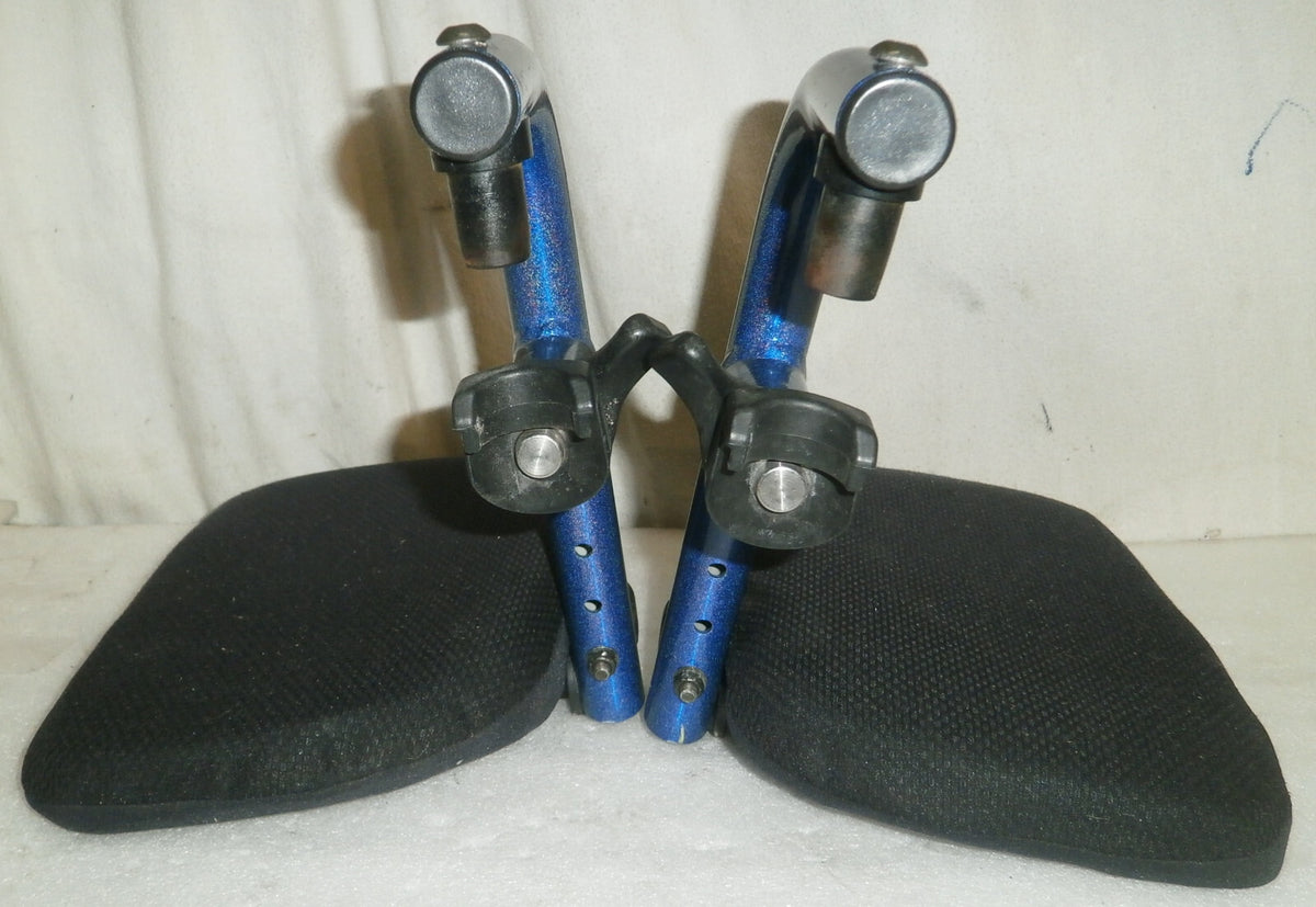 SET OF WHEELCHAIR FOOT REST NEW CONDITION WITH MOUNT PLATES