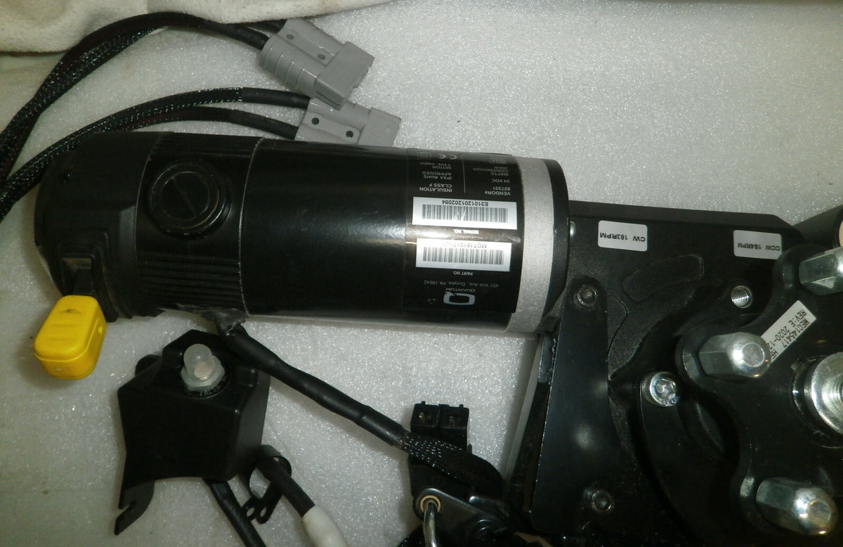 TWO QUANTUM EDGE 2.0 -2021 MOTORS MOT1810170-01 AND MOT1810171-01 WITH CASTERS