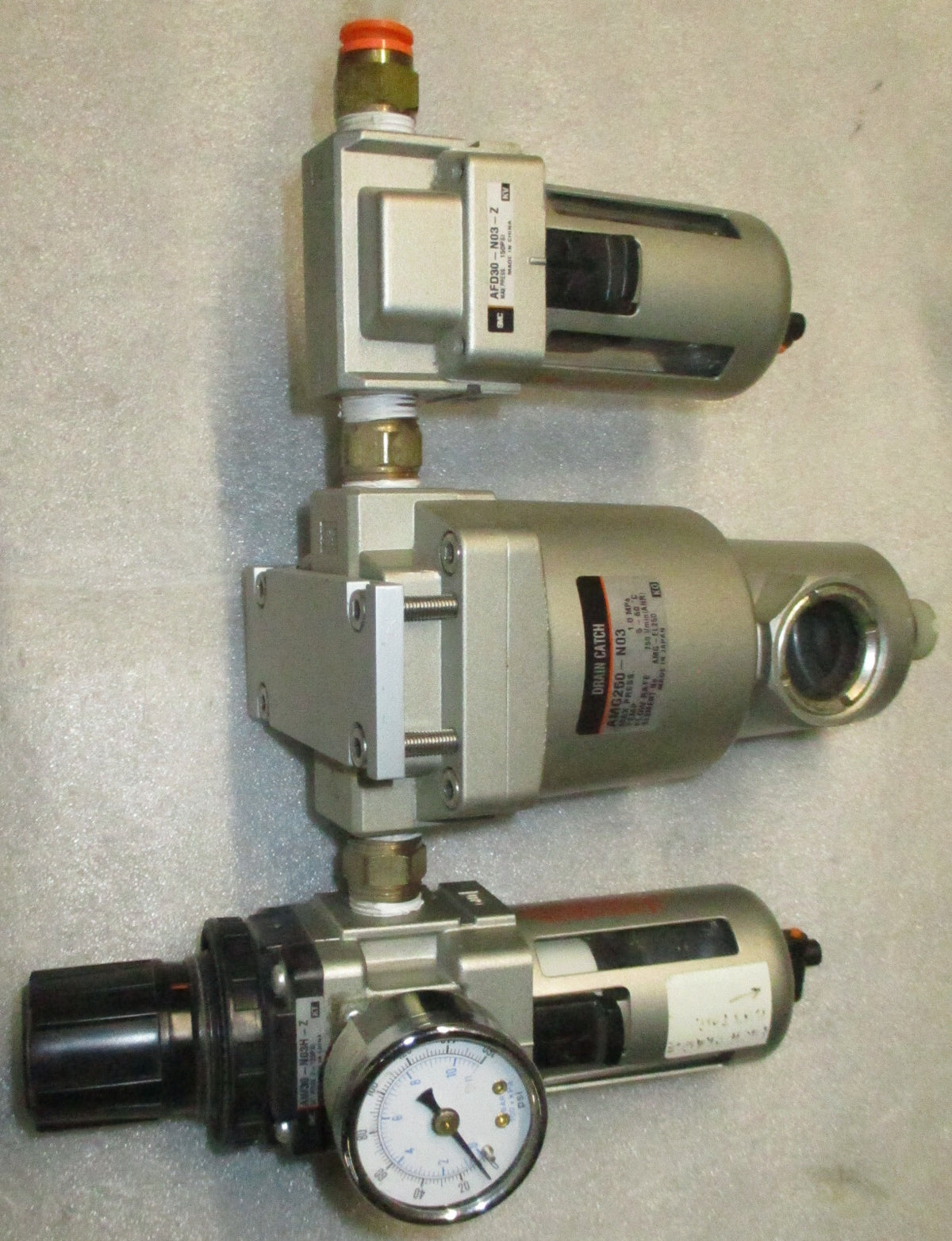 SMC DRAIN CATCH AFD30-N03-Z AND FILTER REGULATOR MODULAR AW30-N03H-Z