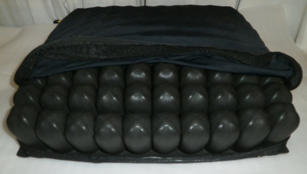 ROHO WHEELCHAIR CUSHION 18.25X18.25X4.25 " WITH COVER AND PUMP GOOD CONITION