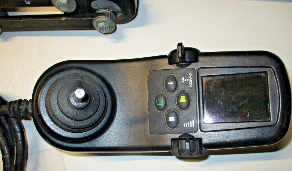 QUANTUM JOYSTICK CTLDC1467 MODEL 1751-0009 WITH ARM WITH CABLES