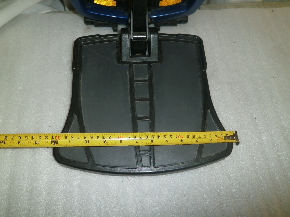 Quantum Q6 Edge Foot Rest Leg Rest with Blue Front Panel Cover