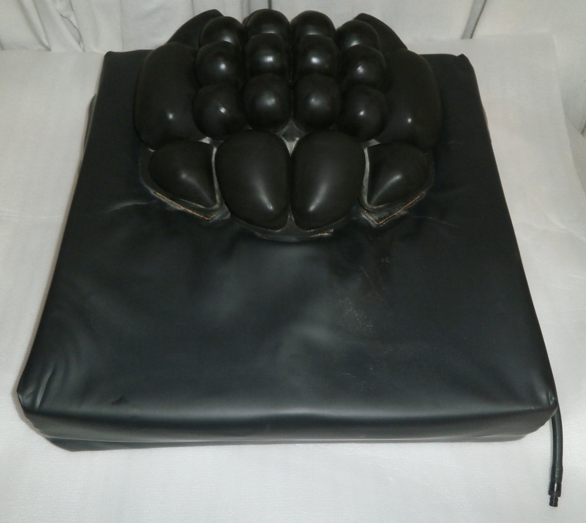 ROHO WHEELCHAIR CUSHION 19.5X18.5X4.25 " WITH COVER GOOD CONDITION