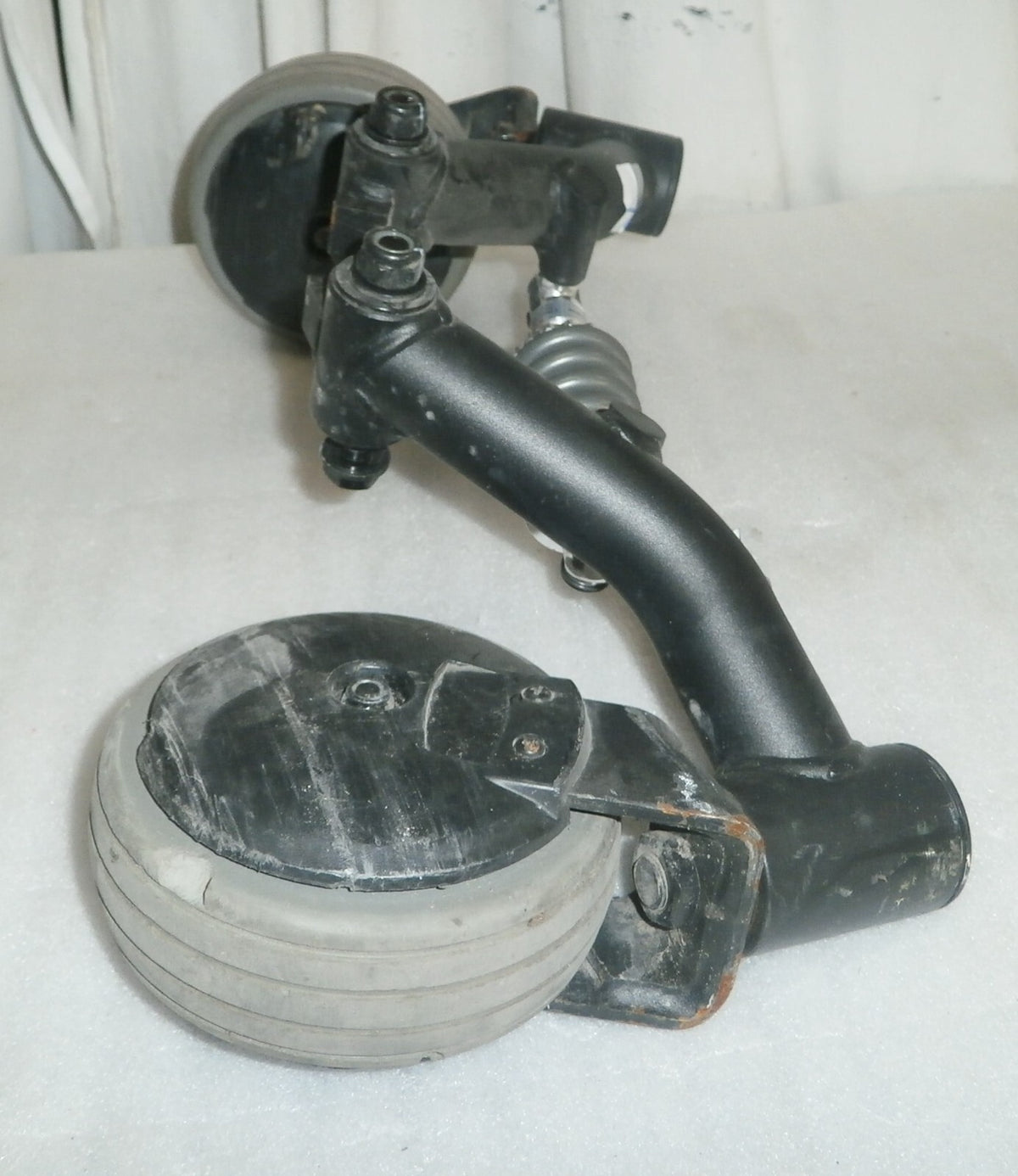 QUANTUM Q6 EDGE FRONT PART WITH CASTERS AND SHOCK AS PHOTO