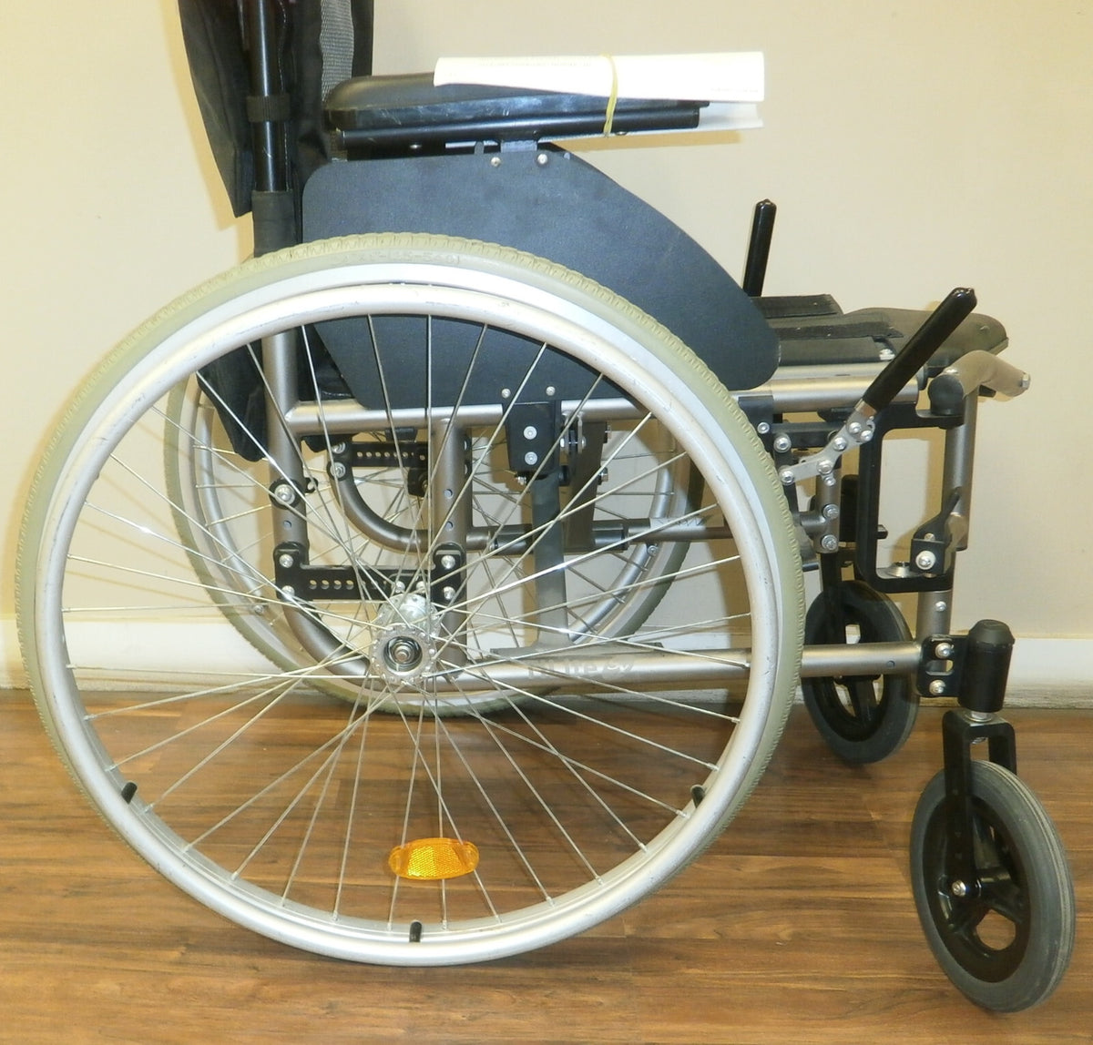 15" TiLite sx light weight folding, 18" depth (only 1 foot rest)