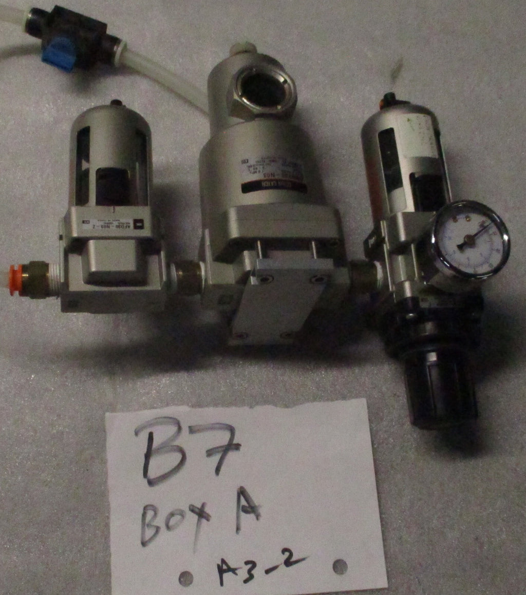 SMC DRAIN CATCH AFD30-N03-Z AND FILTER REGULATOR MODULAR AW30-N03H-Z