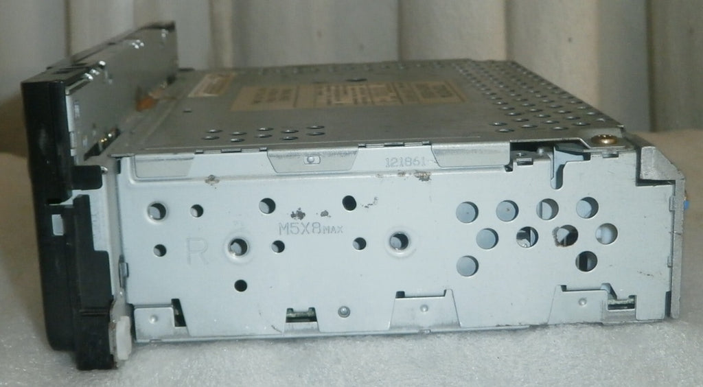 TOYOTA RADIO STEREO FM 08600-00930 CD PLAYER OEM USED VERY GOOD CONDITION