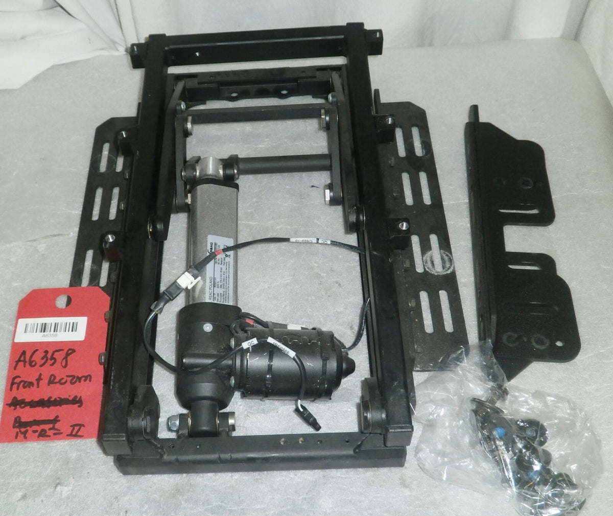 REAC INVACARE TDX-SP2 Tilt Actuator RE5001/41 ASSEMBLY BASE TS0009/D WITH BOLTS