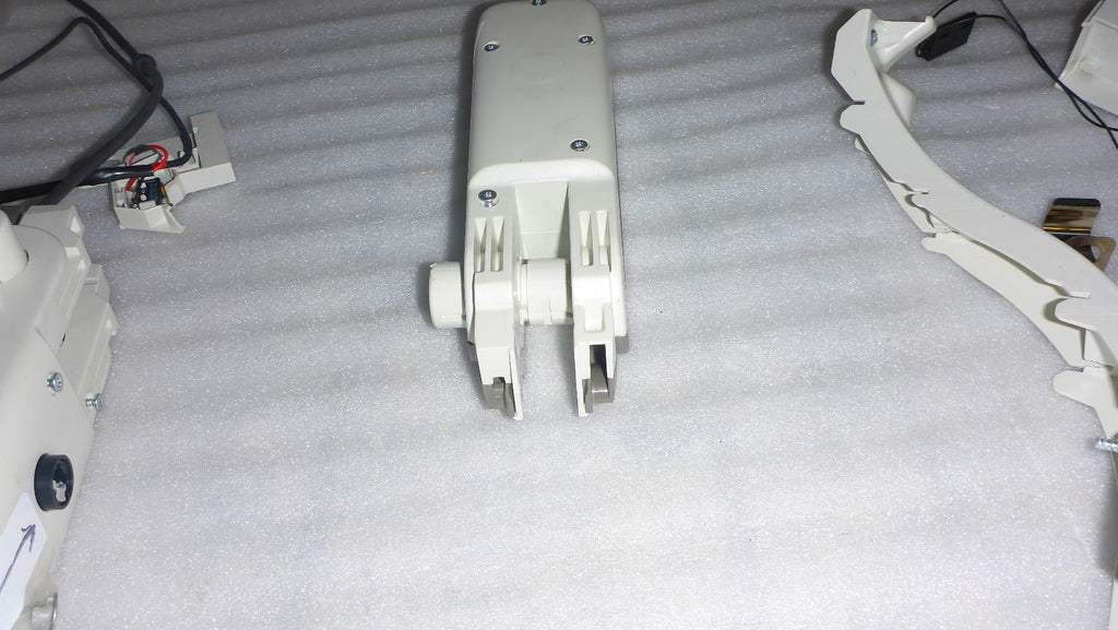 2022 HOME GLIDE STAIR LIFT ARM LET AND RIGHT AND SEAT BELT - Key Port Broken