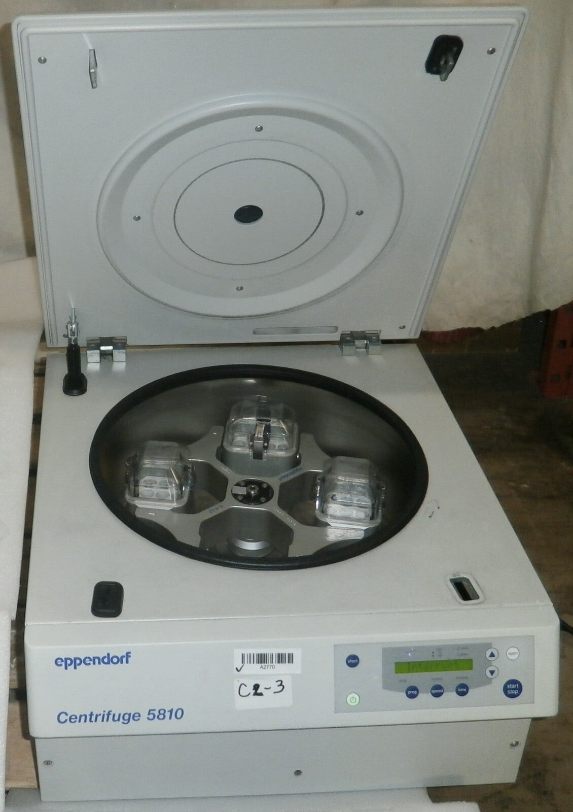 Eppendorf Centrifuge 5810 with rotor and 3 buckets and inserts