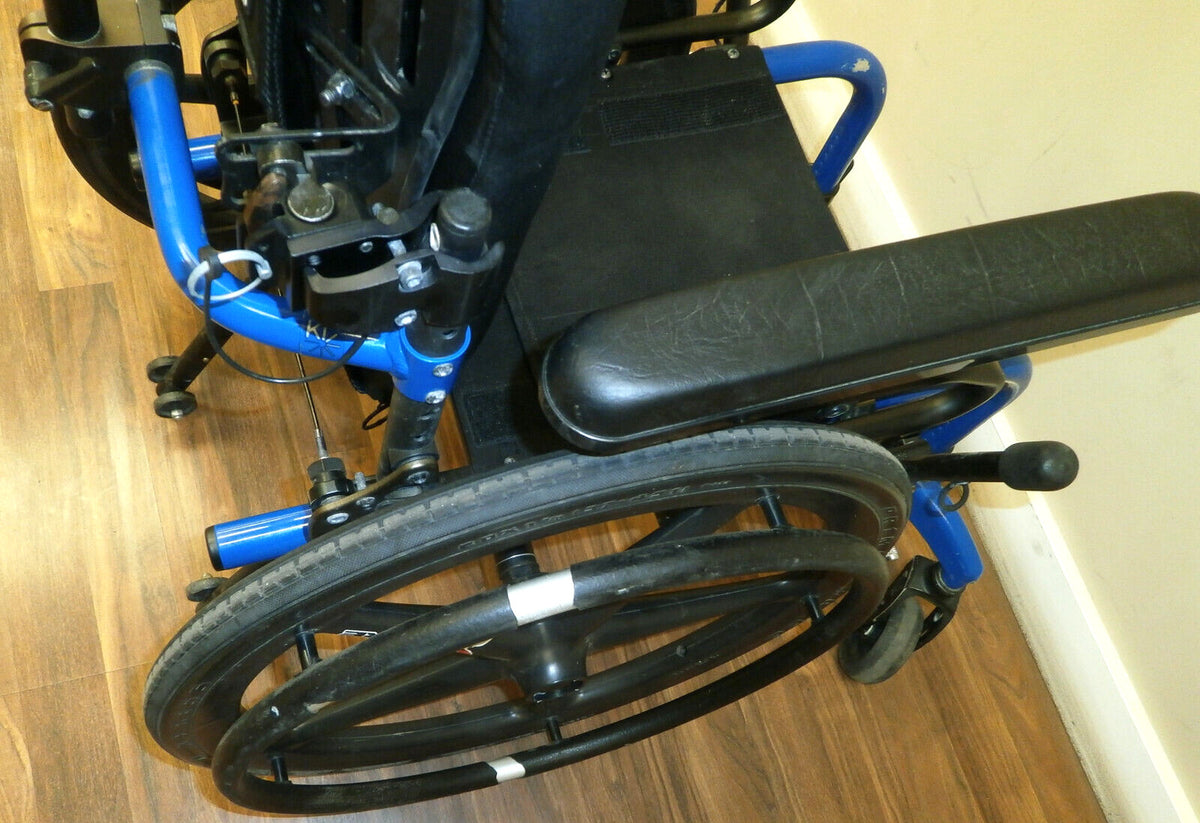 KI MOBILITY CLIK CHILD SIZE GOOD CONDITION 12 INCH SEAT WIDTH FAIR