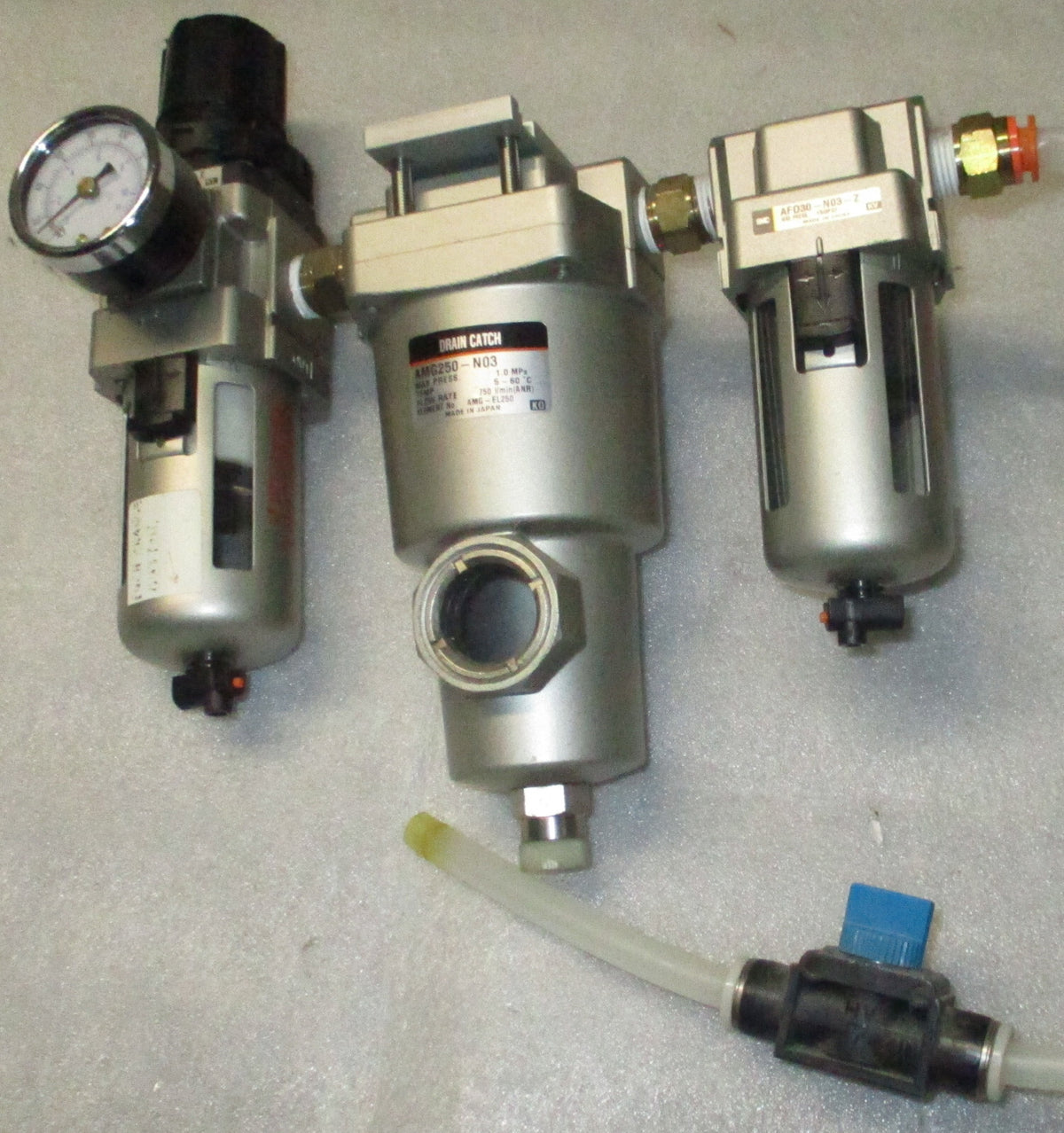 SMC DRAIN CATCH AFD30-N03-Z AND FILTER REGULATOR MODULAR AW30-N03H-Z