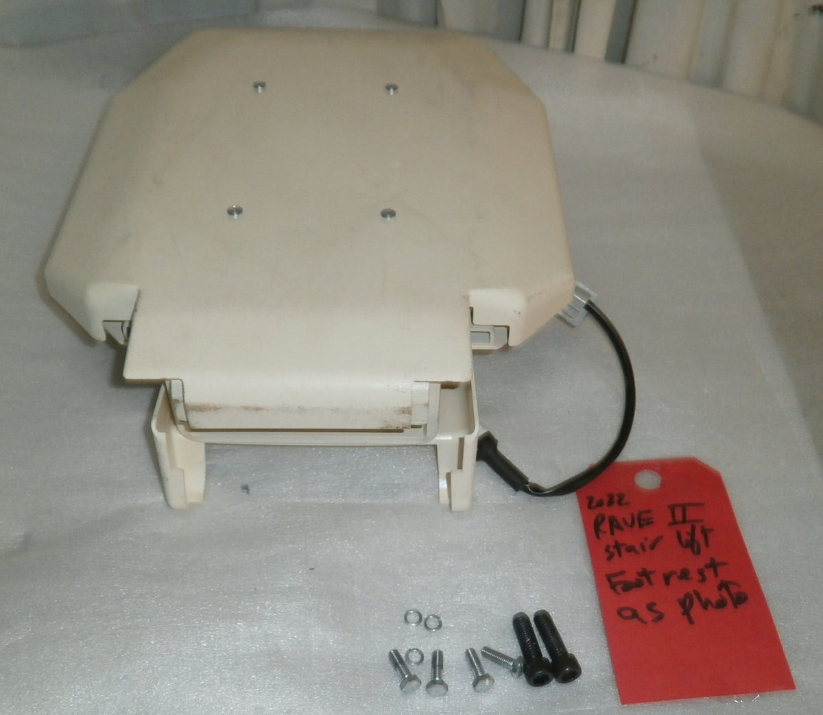 2022 AMERIGLIDE RAVE II STRAIGHT STAIR LIFT FOOTREST AS PHOTO V. GOOD