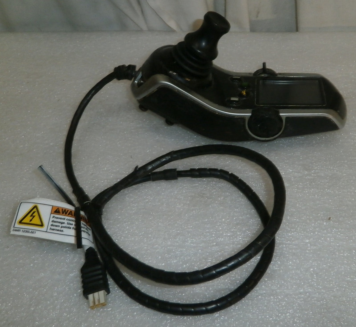 QUANTUM CTLDC1472 CONTROL AND JOYSTICK WITH SWING AWAY ARM USED AS PHOTO