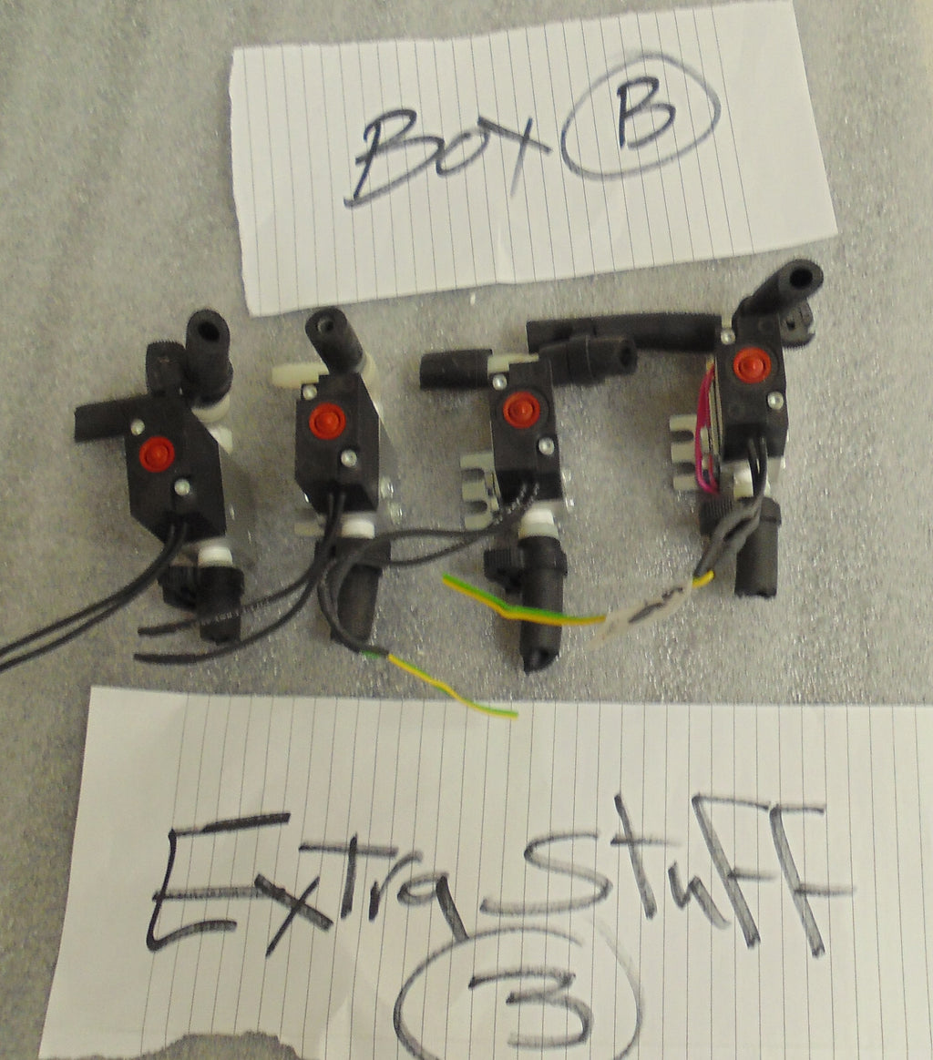 3 WAY PARKER GENERAL PURPOSE SOLENOID VALVE ONE 2490-C3-0231 12V AND 5 249014-0