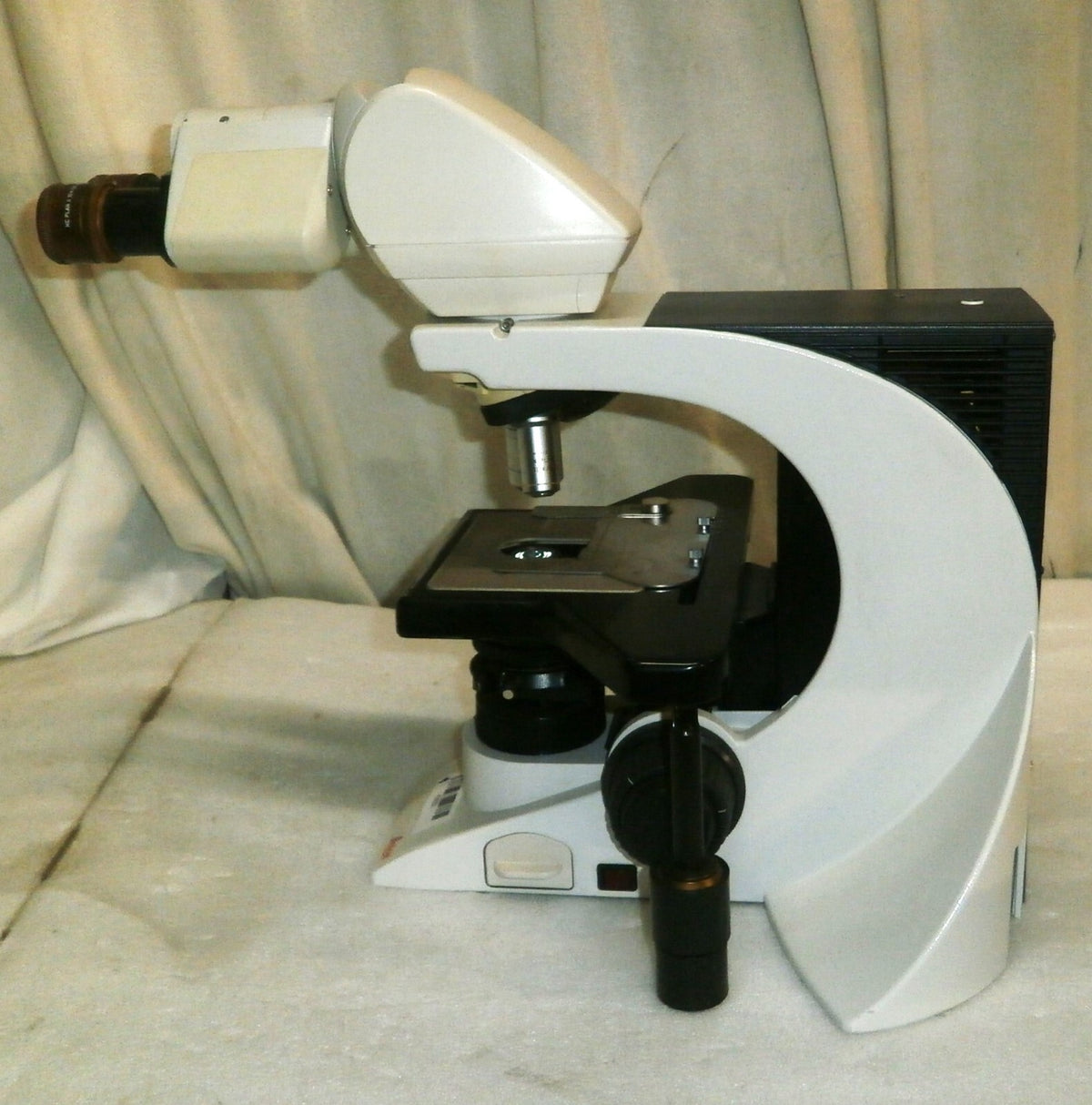 Leica DM2000 Microscope with 2 Leica 40 X, 10X Lenses
