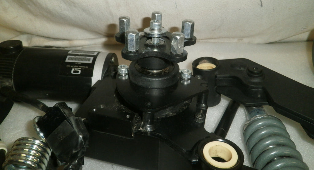 TWO QUANTUM EDGE 2.0 -2021 MOTORS MOT1810170-01 AND MOT1810171-01 WITH CASTERS