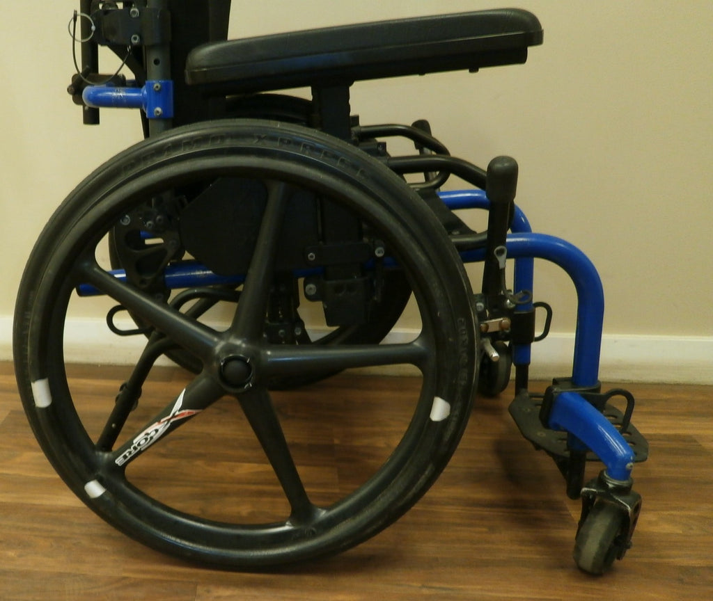 KI MOBILITY CLICK WHEELCHAIR w/ SEAT WIDTH 12" AND SEAT DEPTH 12" GOOD