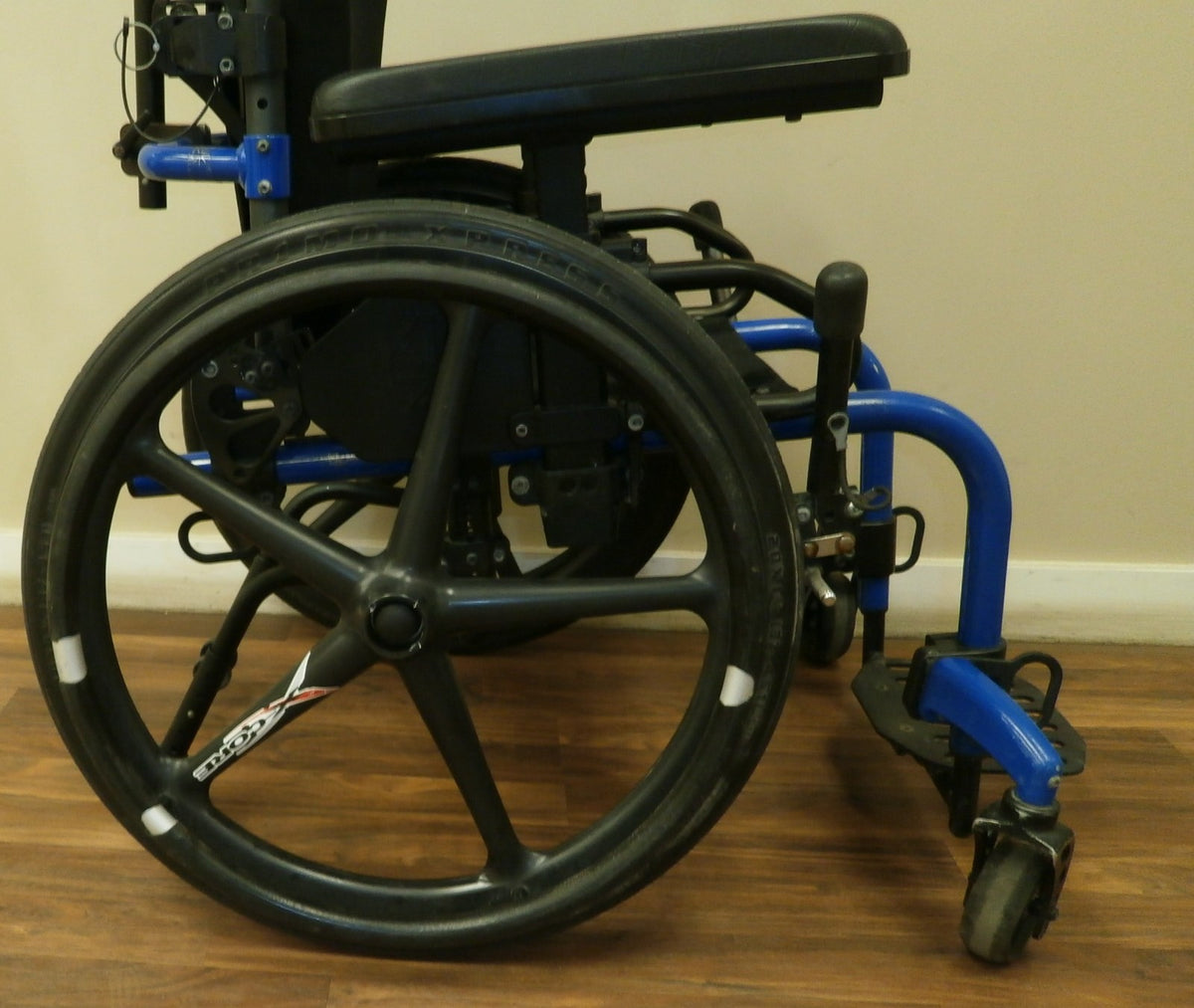 KI MOBILITY CLICK WHEELCHAIR w/ SEAT WIDTH 12" AND SEAT DEPTH 12" GOOD