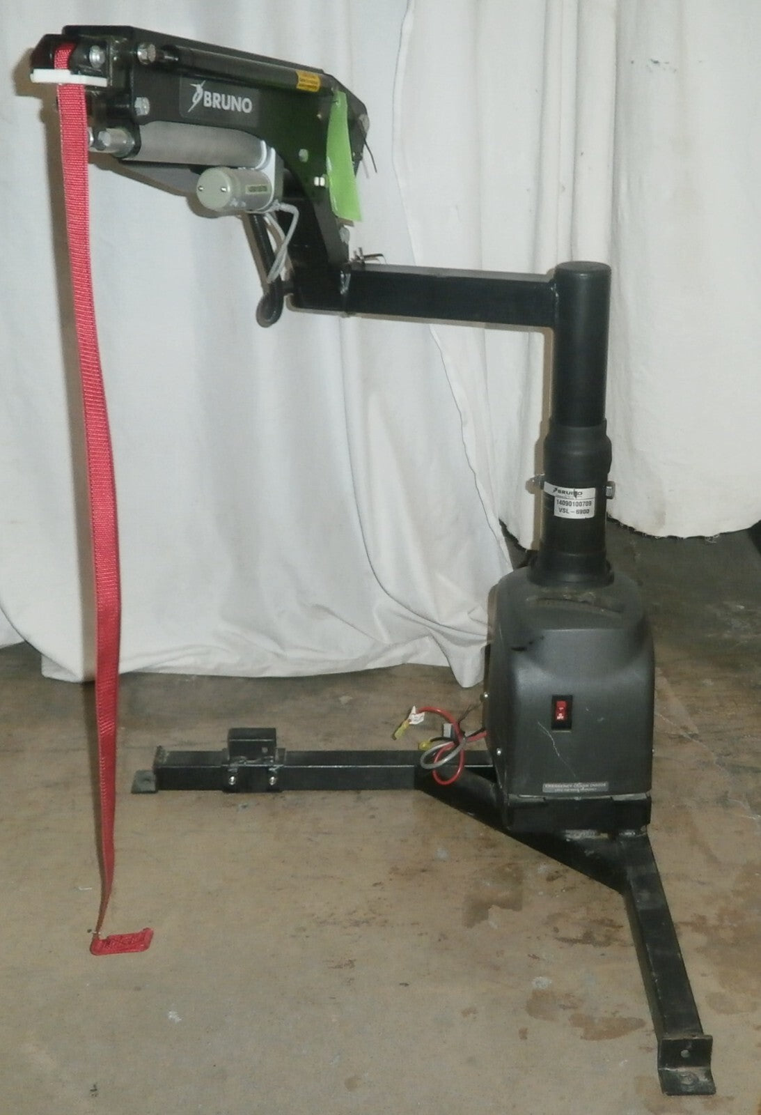 2014 Bruno VSL-6900 Curb Sider Power Lift 400 lbs Capacity No remote control