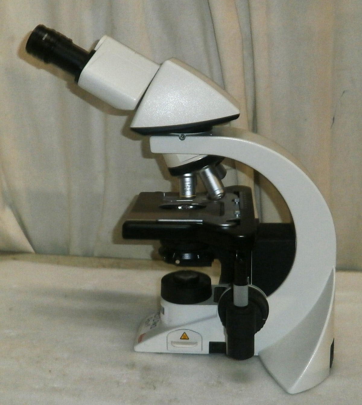 Leica Microscope DM1000 & LENSES 40x, 10x, 2.5x, 4x Lenses