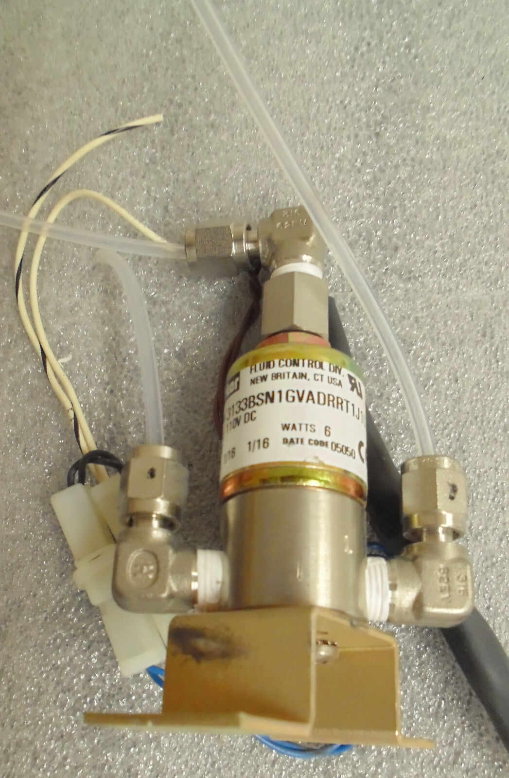 3 WAY PARKER GENERAL PURPOSE SOLENOID VALVE ONE 2490-C3-0231 12V AND 5 249014-0