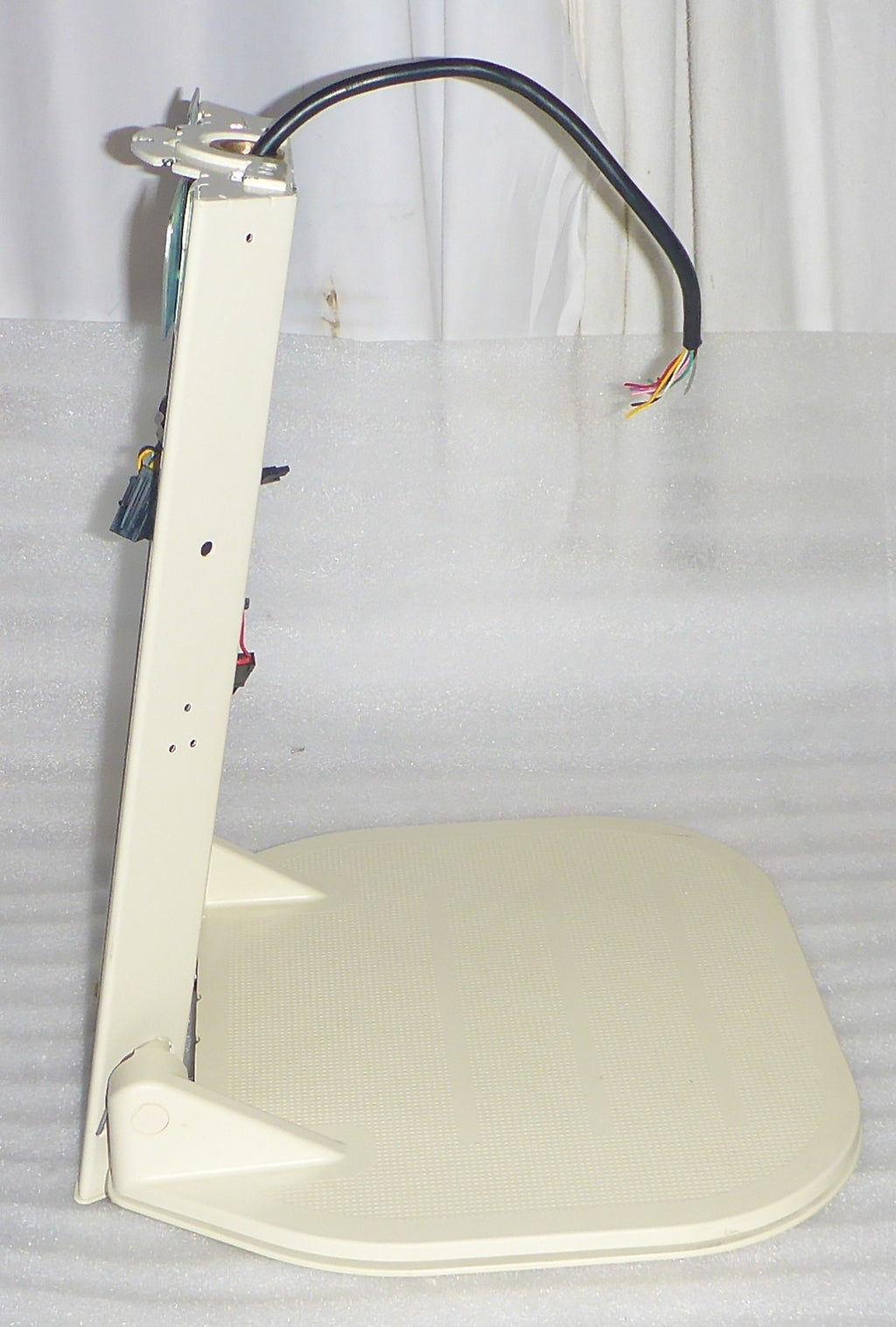 2022 HANDICARE STAIR LIFT FOOTREST USED GOOD CONDITION AS PHOTO CABLE CUT