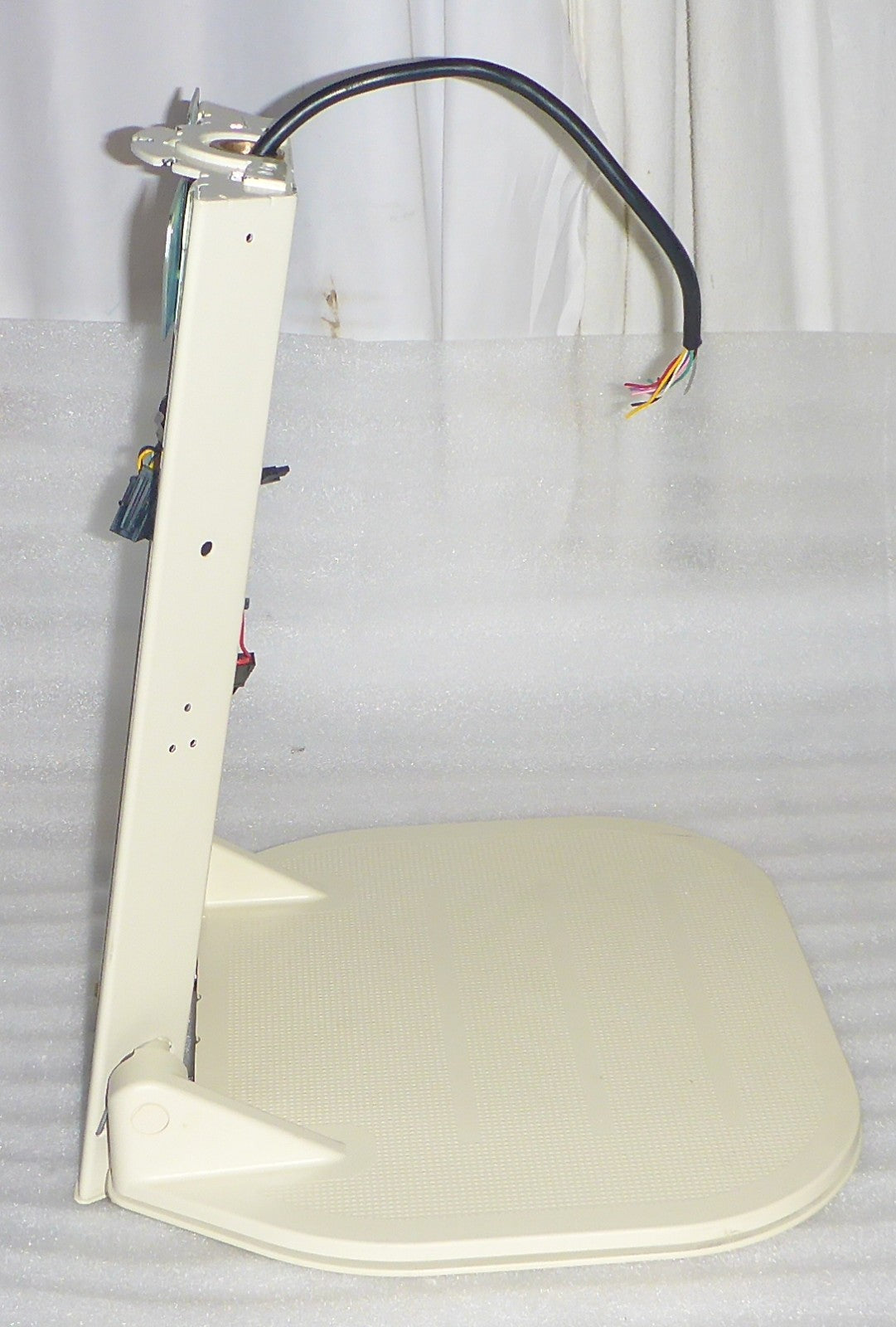 2022 HANDICARE STAIR LIFT FOOTREST USED GOOD CONDITION AS PHOTO CABLE CUT