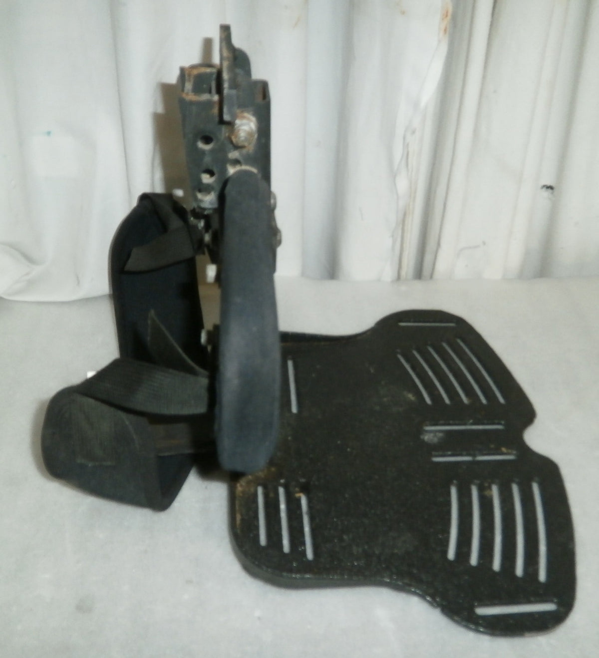 QUICKIE XPERIENCE WHEELCHAIR FOOTREST WITH BOLTS GOOD CONDITION