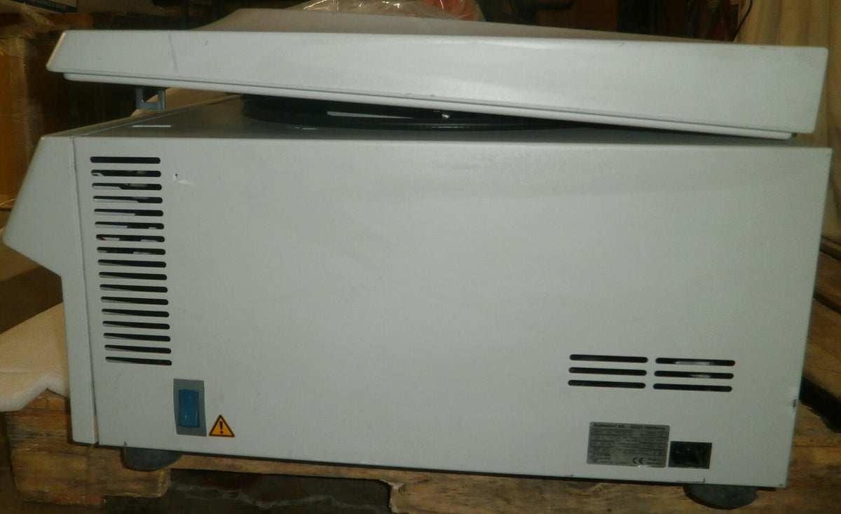 Eppendorf Centrifuge 5810 with rotor and 3 buckets and inserts