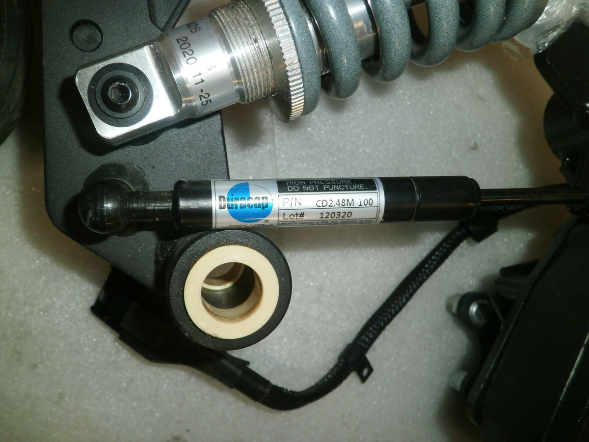 TWO QUANTUM EDGE 2.0 -2021 MOTORS MOT1810170-01 AND MOT1810171-01 WITH CASTERS