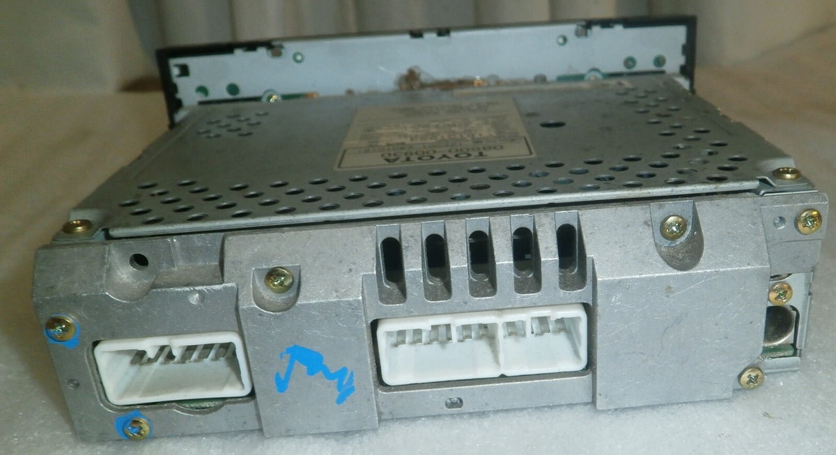 TOYOTA RADIO STEREO FM 08600-00930 CD PLAYER OEM USED VERY GOOD CONDITION