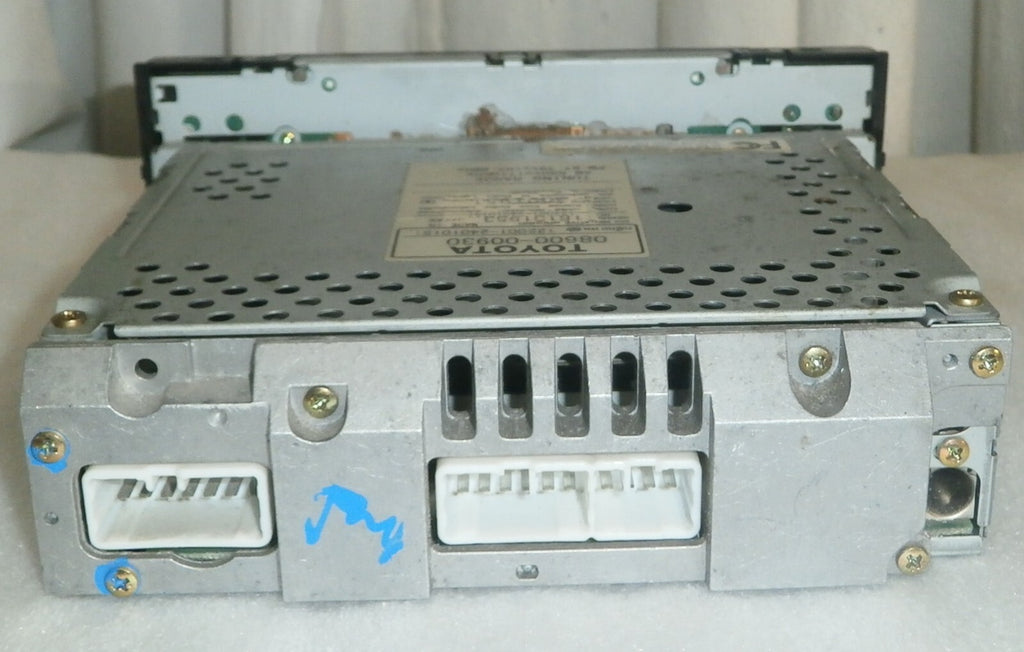 TOYOTA RADIO STEREO FM 08600-00930 CD PLAYER OEM USED VERY GOOD CONDITION