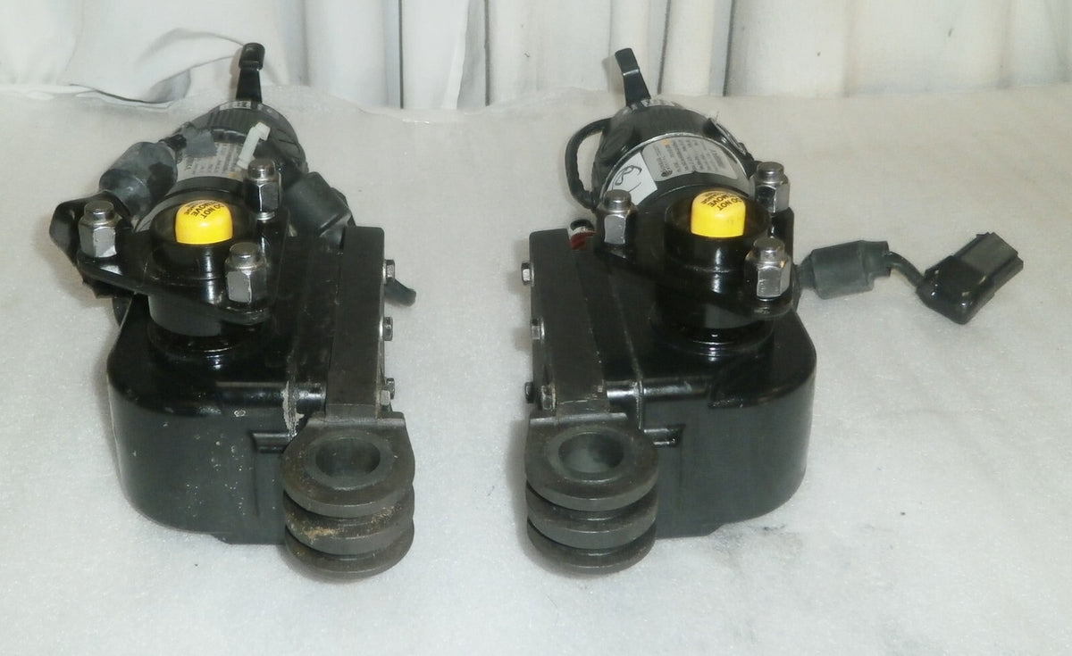 Quickie QM-710 Wheelchair Set 2 L/R Motors 107247 & 107248 w/ Bolts & Shocks