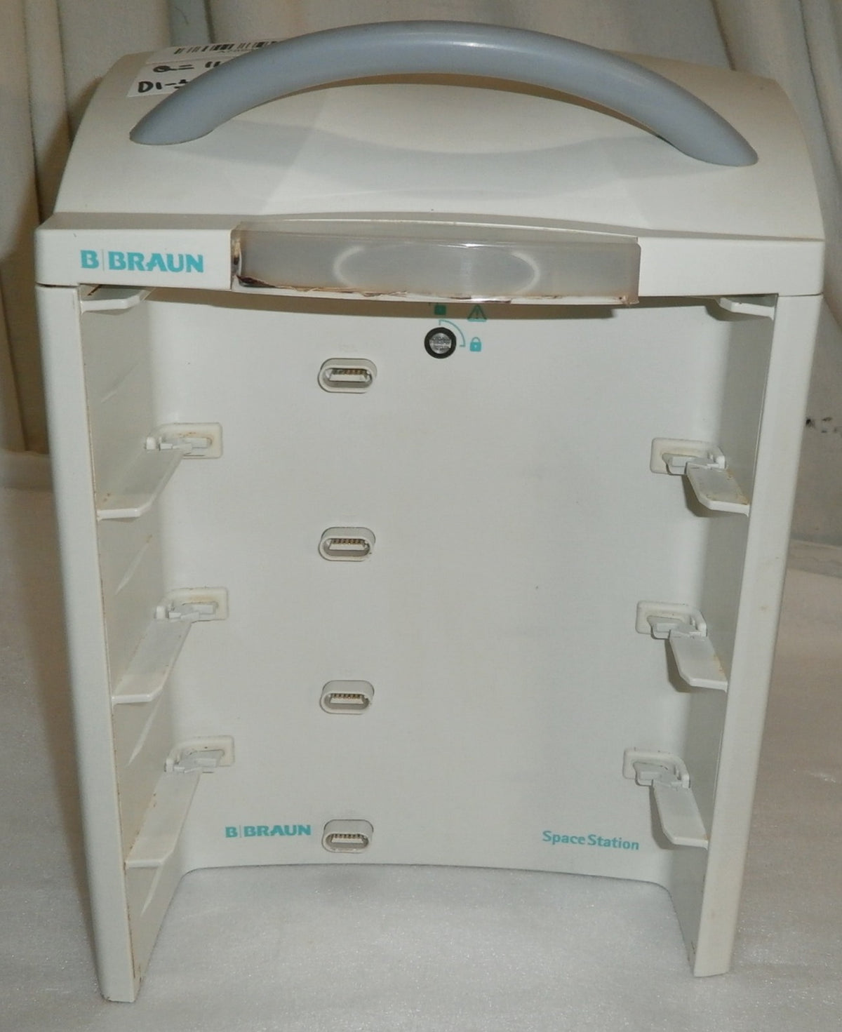 B BRAUN SPACE STATION 8713140 DOCKING STATION WITH HEAD HANDLE