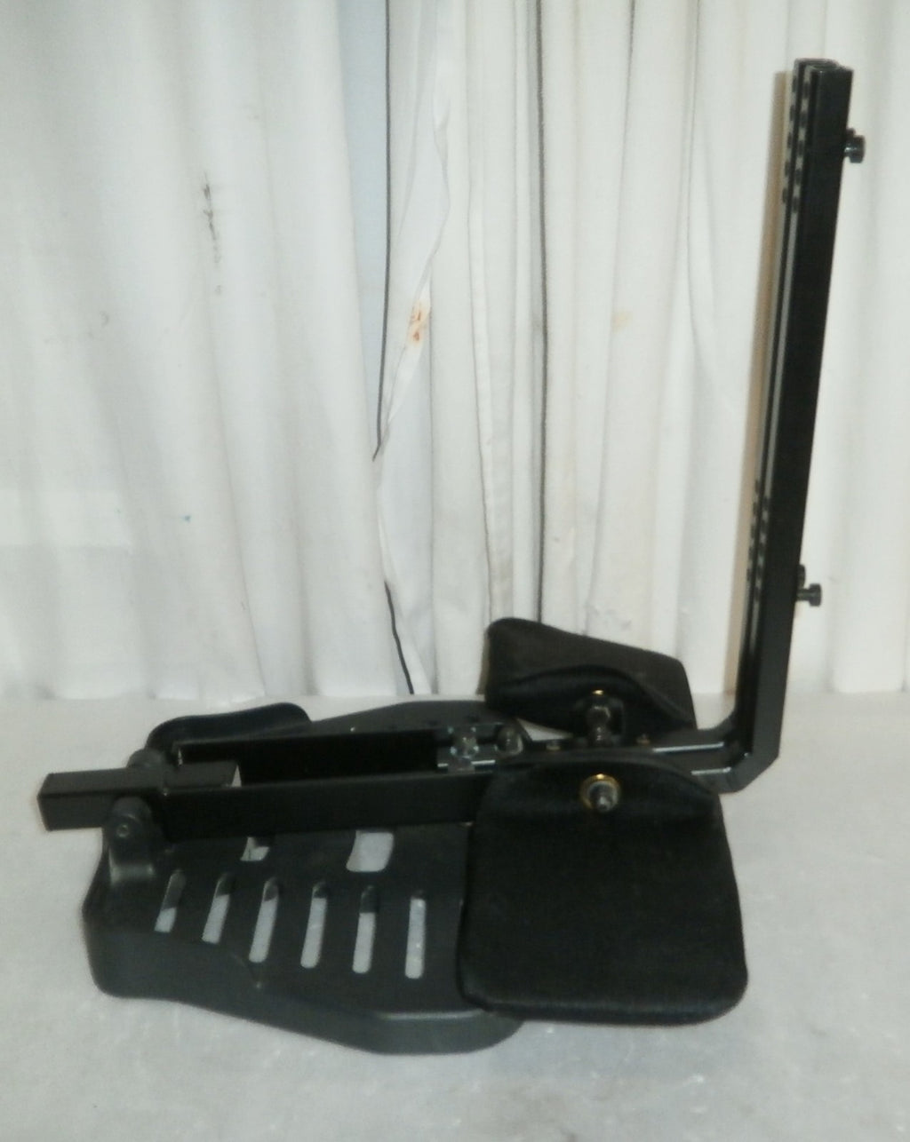 QUICKIE QM-710 WHEELCHAIR FOOTREST VERY GOOD CONDITION WITH BOLTS AS PHOTO