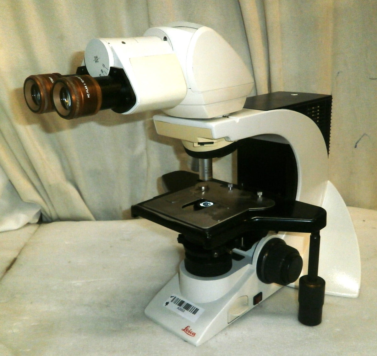 Leica DM2000 Microscope with 2 Leica 40 X, 10X Lenses