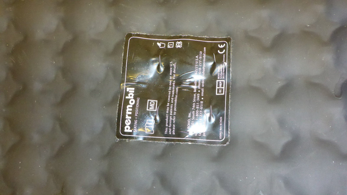 2021 ROHO WHEELCHAIR CUSHION 20X16.5X4.25 WITH PUMP AND COVER GOOD CONDITION